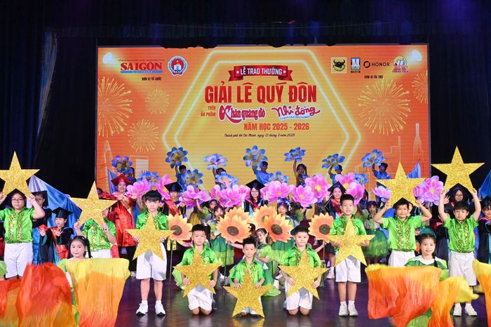 Lễ trao thưởng Giải Lê Quý Đôn, sáng 12-8. Ảnh: VIỆT DŨNG