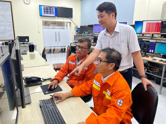 Những công nhân, kỹ sư ngành điện lực TPHCM miệt mài làm việc 
