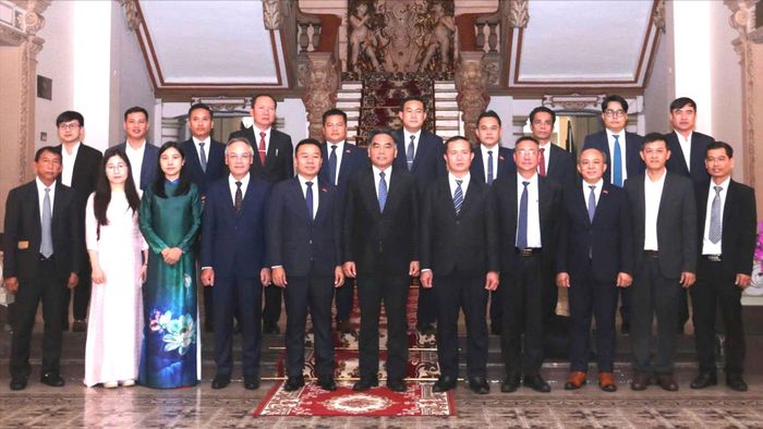  Đoàn đại biểu hai bên chụp ảnh lưu niệm 