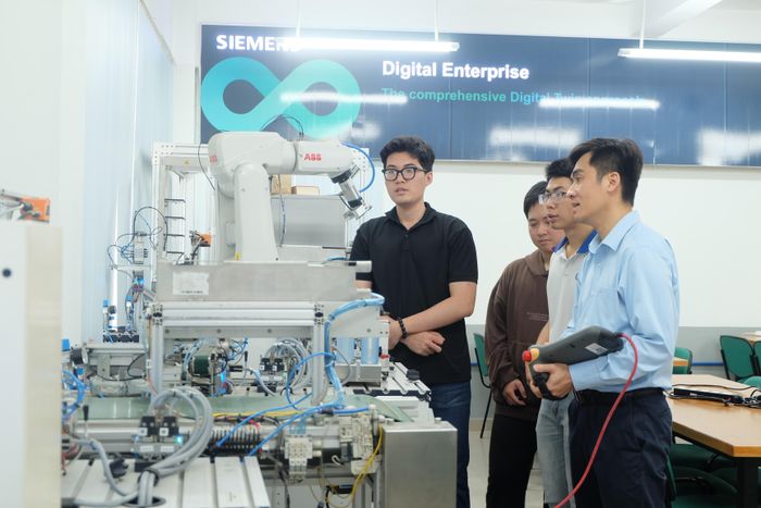  Giảng viên Khoa Cơ khí động lực Trường ĐH Công nghệ Kỹ thuật TPHCM hướng dẫn sinh viên thực hành tại phòng thí nghiệm - THANH HÙNG 