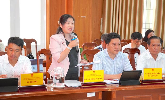  Phó Chủ tịch UBND xã Cần Giờ Võ Thị Diễm Phượng báo cáo tại buổi giám sát. QUANG HUY 