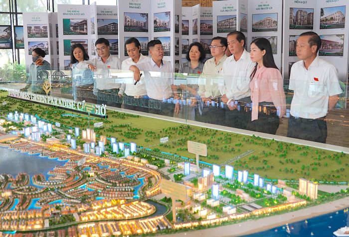  Các đại biểu tại buổi thăm quan sa bàn Vinhomes Green Paradise Cần Giờ. QUANG HUY 