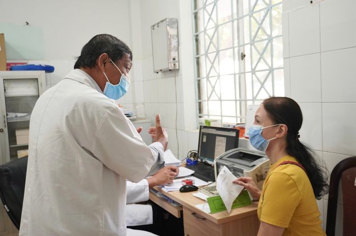  Bác sĩ Trạm Y tế phường Nhiêu Lộc thăm khám cho người dân vào sáng 12-8 (Ảnh: THÀNH AN) 