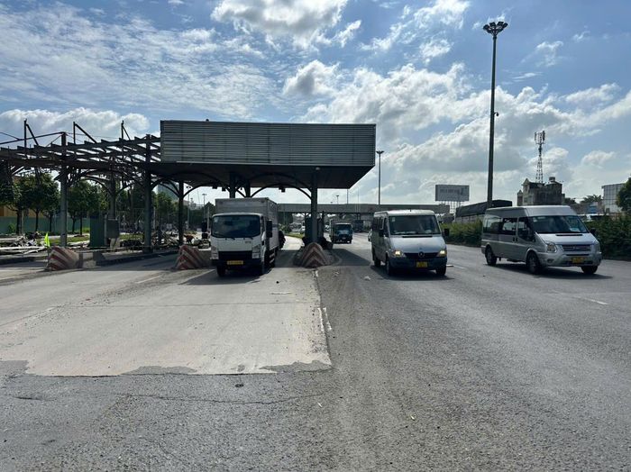  Các phương tiện lưu thông thuận lợi qua khu vực tháo dỡ trạm thu phí cầu Đồng Nai. Ảnh: XUÂN TRUNG 