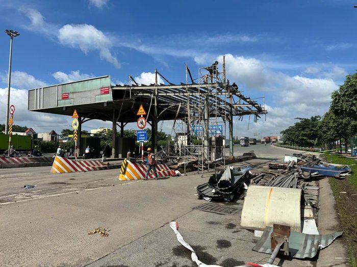  Tháo dở kết cấu mái trạm thu phí T3 cầu Đồng Nai. Ảnh: XUÂN TRUNG 