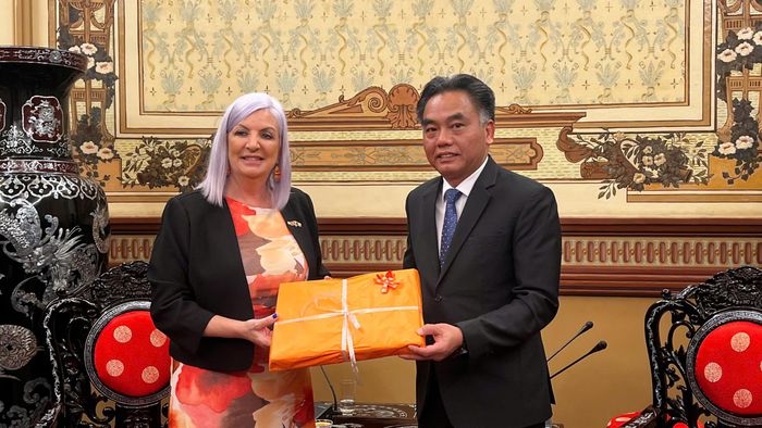 Bà Robyn Cahill, Bộ trưởng Thương mại, Kinh doanh và Quan hệ châu Á của Chính quyền Lãnh thổ Bắc Australia trao quà lưu niệm cho Phó Chủ tịch Thường trực UBND TPHCM Nguyễn Lộc Hà. Ảnh: MINH XUÂN