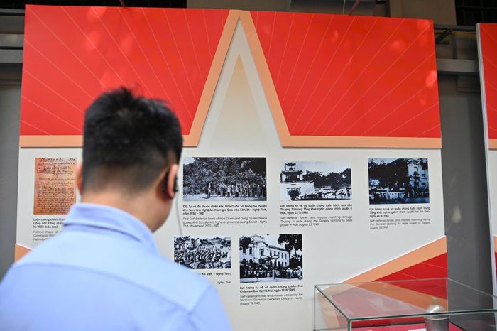 Nhiều tư liệu, hiện vật giới thiệu quá trình hình thành của lực lượng công an nhân dân được trưng bày. Ảnh NAM NGUYỄN
