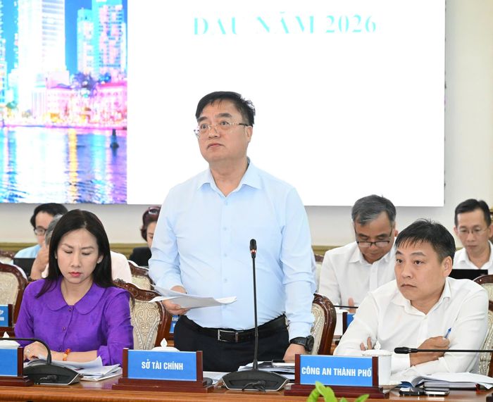  Giám đốc Sở Tài chính Hoàng Vũ Thảnh thông tin tình hình kinh tế - xã hội 7 tháng. Ảnh: VIỆT DŨNG 