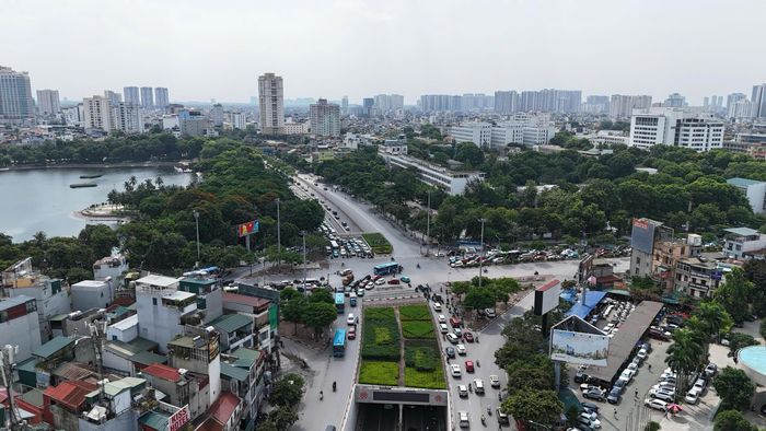 Phía trước dự án được đề xuất là đường Lê Duẩn giao với hầm chui Kim Liên. Ảnh: TIẾN CƯỜNG