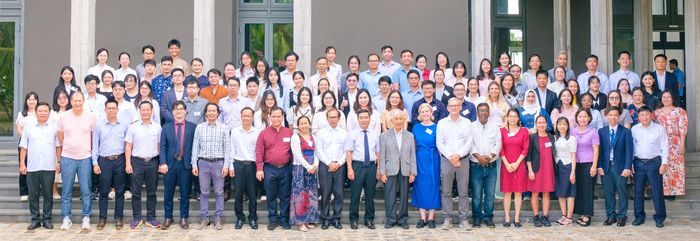  Các đại biểu chụp ảnh lưu niệm bên lề sự kiện 