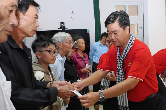  Đồng chí Lê Văn Minh trao quà tại chương trình. Ảnh: HOÀNG HÙNG 