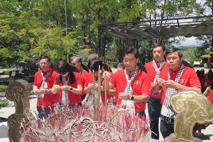  Từ phải qua: Phó Trưởng Ban Tuyên giáo và Dân vận Thành ủy TPHCM Tăng Hữu Phong; Phó Vụ trưởng Vụ Địa phương 3 Phạm Quý Trọng; Phó Trưởng Ban Thường trực Ban Tuyên giáo và Dân vận Thành ủy TPHCM Lê Văn Minh cùng các đại biểu dâng hương tưởng niệm. Ảnh: HOÀNG HÙNG 