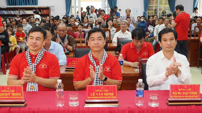  Các đại biểu dự chương trình trao quà. Ảnh: HOÀNG HÙNG 