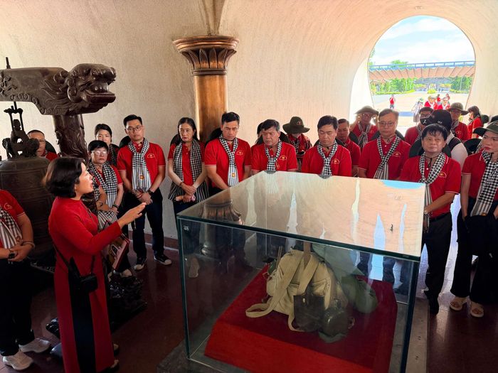  Đoàn công tác nghe thuyết minh về Di tích quốc gia đặc biệt Thành cổ Quảng Trị. Ảnh: HOÀNG HÙNG 