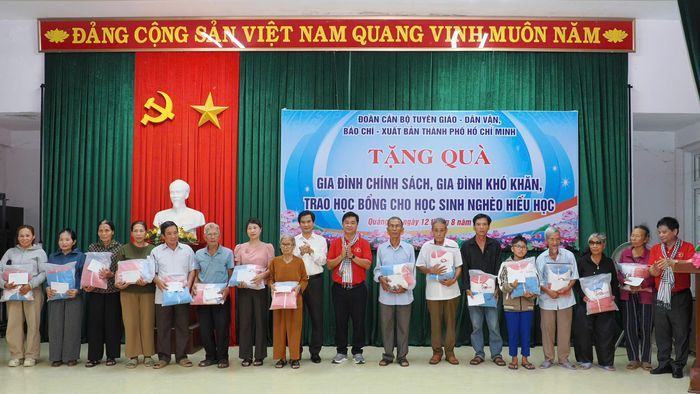  Đại biểu trao quà đến các hộ dân tại chương trình. Ảnh: HOÀNG HÙNG 