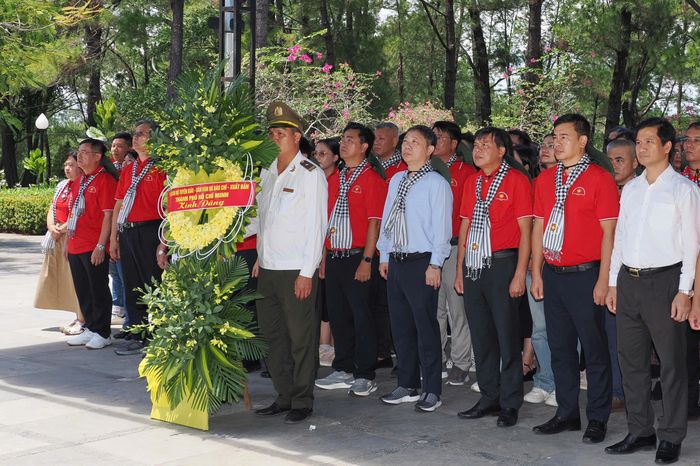  Đoàn đại biểu dâng hoa tại Nghĩa trang Liệt sĩ Quốc gia Trường Sơn. Ảnh: HOÀNG HÙNG 