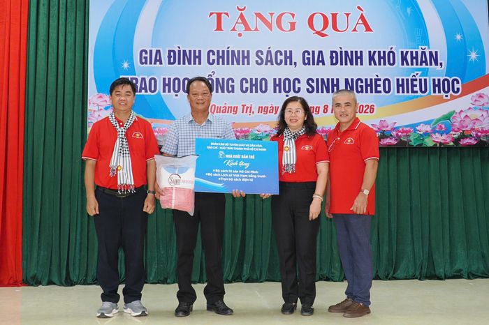  Đại biểu trao tặng tủ sách tại chương trình. Ảnh: HOÀNG HÙNG 