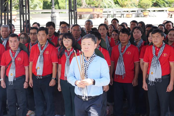  Đồng chí Dương Anh Đức cùng đoàn đại biểu dâng hương tưởng niệm. Ảnh: HOÀNG HÙNG 