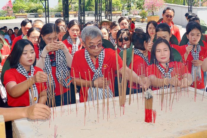  Các đại biểu dâng hương tưởng niệm tại Nghĩa trang Liệt sĩ Quốc gia Đường 9. Ảnh: HOÀNG HÙNG 