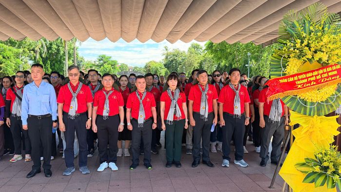  Đoàn đại biểu dâng hoa tưởng niệm các Anh hùng liệt sĩ. Ảnh: HOÀNG HÙNG 