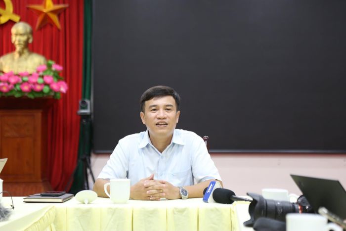 Ông Lâm Thế Hùng trao đổi thông tin với báo chí chiều 12-8. Ảnh: CHIẾN MINH