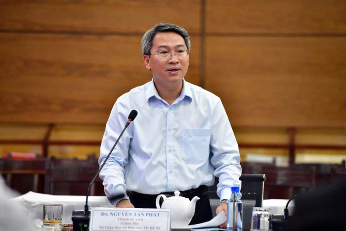  Giám đốc Sở GD-ĐT TPHCM Nguyễn Tấn Phát báo cáo về công tác chuẩn bị năm học 2026-2027. Ảnh: DUYÊN PHAN 