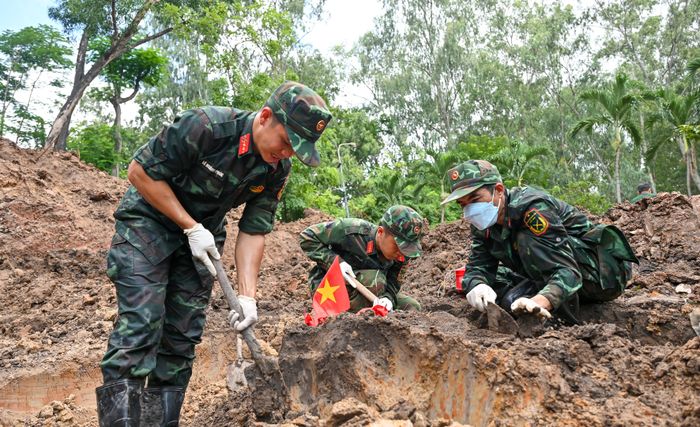 Công tác tìm kiếm, quy tập hài cốt liệt sĩ tại Công viên Lê Thị Riêng được thực hiện tỉ mỉ, cẩn trọng trong ngày 12-8