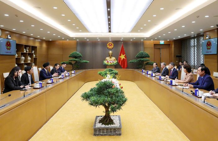  Thủ tướng Lê Minh Hưng tiếp Đại sứ Singapore Rajpal Singh, chiều 12-8. Ảnh: VIẾT CHUNG 