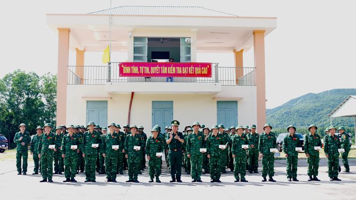  Thiếu tướng Trần Thanh Đức, Phó Tư lệnh Bộ Tư lệnh TPHCM, kiêm Chỉ huy trưởng Ban Chỉ huy Bộ đội Biên phòng TPHCM, trao thưởng cho các đồng chí có thành tích cao trong kiểm tra bắn đạn thật 