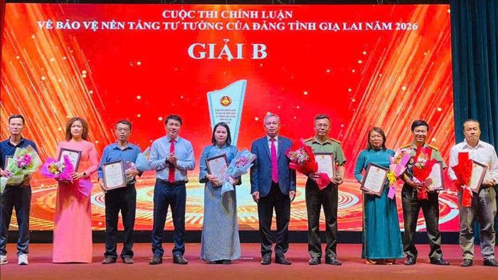 Lãnh đạo tỉnh Gia Lai trao giải B cho các cá nhân, tập thể