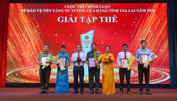 Lãnh đạo tỉnh Gia Lai trao giải cho các tập thể xuất sắc