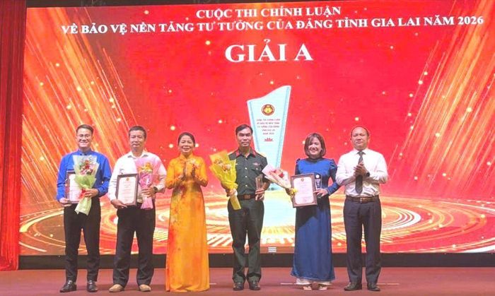 Lãnh đạo tỉnh Gia Lai trao giải A cho các cá nhân, tập thể