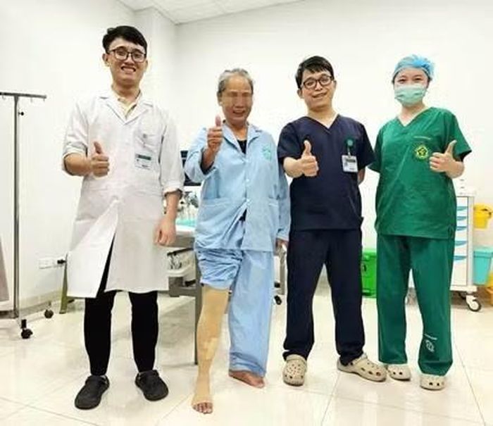 Bệnh nhân tỉnh táo, bớt đau chân sau điều trị - Ảnh BVCC