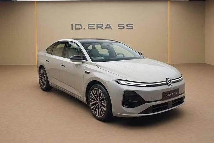 Phiên bản tiêu chuẩn ID. Era 5S có giá khởi điểm 115.900 nhân dân tệ (khoảng 448 triệu đồng) với ưu đãi có thời hạn. Các phiên bản và giá của Volkswagen ID. Era 5S không áp dụng ưu đãi từ 119.900 nhân dân tệ (khoảng 464 triệu đồng) – 149.900 nhân dân tệ (tương đương 589,6 triệu đồng).