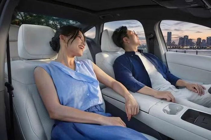 Ghế trước của Volkswagen ID. Era 5S được trang bị chức năng sưởi ấm, thông gió và massage 10 điểm. Những chiếc ghế này có thể gập phẳng, tạo thành cấu hình "hai giường", tương tự như "đàn em" Jetta M6 EV . Ghế sau cũng có chức năng sưởi ấm. Phiên bản 5S có tùy chọn 6 loa.
