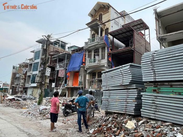 Sau khi bàn giao mặt bằng, những căn nhà bị thu hồi một phần diện tích phải điều chỉnh lại theo phần đất còn lại. Có nhà chỉ cần sửa mặt tiền, nhưng cũng có trường hợp phải tháo dỡ và xây dựng lại do việc thu hồi ảnh hưởng đến kết cấu công trình.