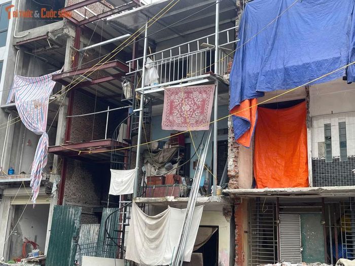 Khung thép được sử dụng tại một số công trình đang xây dựng lại. Cách làm này giúp các hộ rút ngắn thời gian thi công và thuận tiện hơn nếu phải tháo dỡ, điều chỉnh về sau.