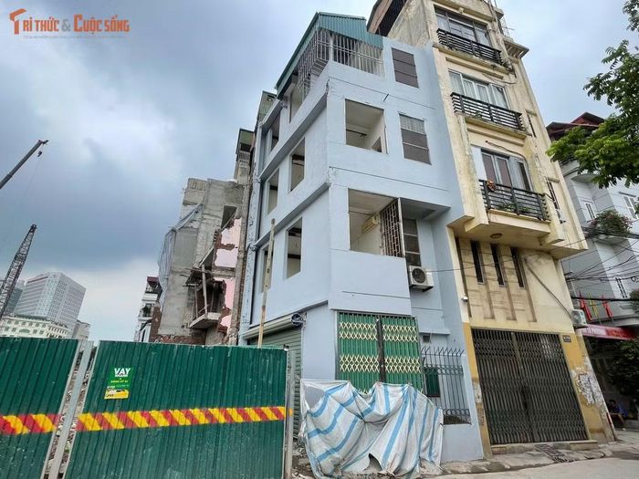 Những căn nhà đang được hoàn thiện nằm dọc khu vực thực hiện dự án cầu Trần Hưng Đạo. Đến đầu tháng 8, dự án đã hoàn thành 128/128 cọc khoan nhồi và 6/7 bệ trụ cầu chính.