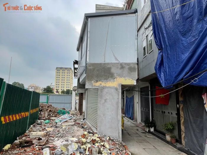 Một căn nhà nằm lọt thỏm giữa khu vực đã giải phóng mặt bằng trên phố Nguyễn Khoái, xung quanh là những khoảng đất trống phục vụ dự án cầu Trần Hưng Đạo.