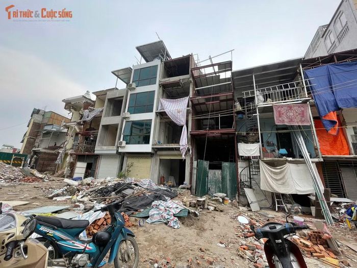 Phần mặt tiền trên phố Nguyễn Khoái đang được tháo dỡ và làm lại sau khi diện tích đất bị thu hồi. Gia chủ tận dụng phần công trình còn lại để tiếp tục sử dụng.