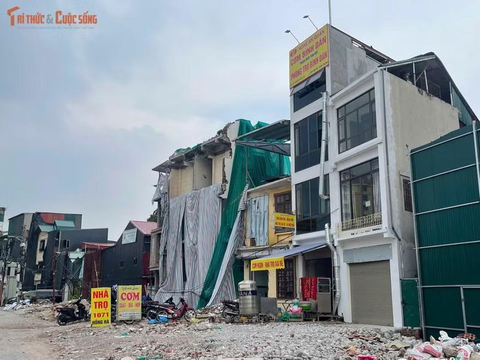 Nhiều gia đình chỉ sửa chữa ở mức vừa đủ để sử dụng trong thời gian chờ định hướng quy hoạch Trục đại lộ cảnh quan sông Hồng. Từ đầu năm 2026, UBND phường Hồng Hà tạm dừng cấp phép xây dựng tại đây.
