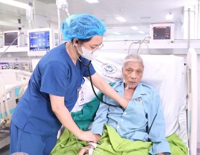Bác sĩ thăm khám cho người bệnh - Ảnh BVCC