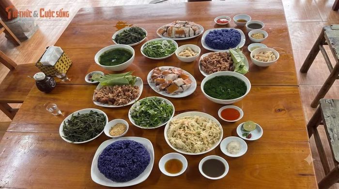 Mâm cơm với những đặc sản truyền thống như lợn sữa quay, xôi cẩm, rau bò khai, măng rừng ngâm ớt...