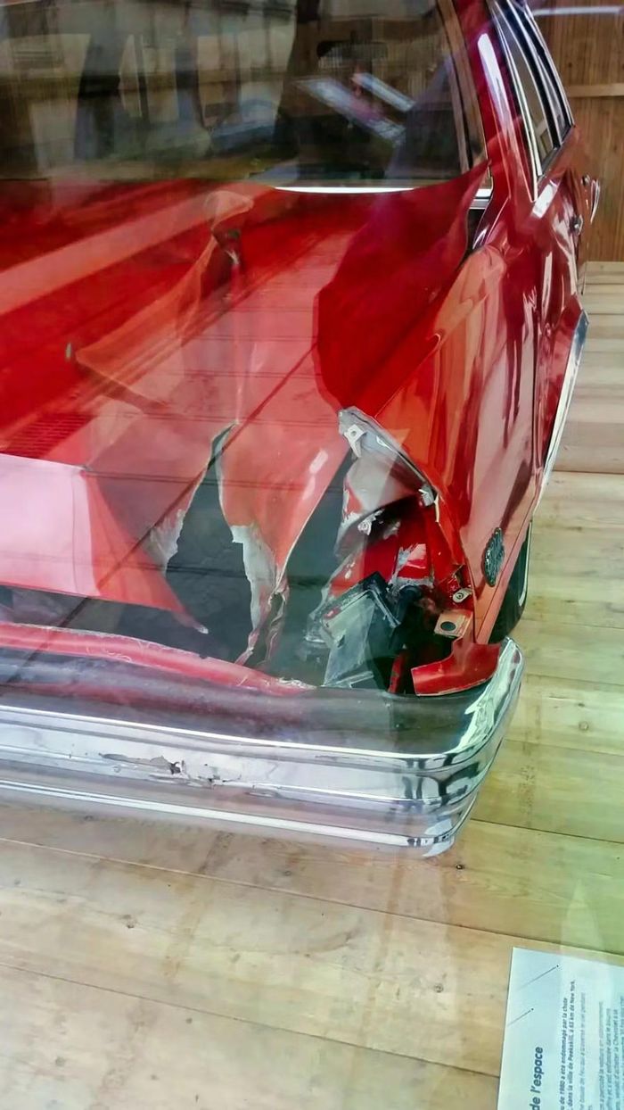 Thiên thạch Peekskill đã xuyên qua cốp xe và rơi xuống đất bên dưới chiếc Chevy.