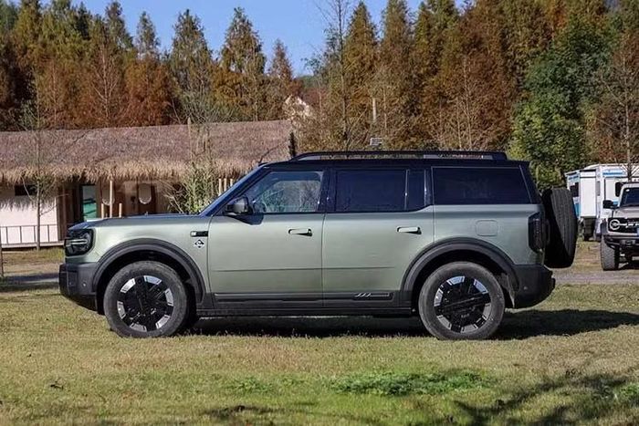 Bronco New Energy có nguồn gốc phát triển liên quan đến Ford Territory, dòng SUV đang được phân phối tại Việt Nam. Ngoại hình xe vẫn giữ phong cách vuông vức đặc trưng của dòng SUV địa hình với phần thân cao, các chi tiết ốp bên ngoài và cụm đèn định vị hình tròn tạo nên diện mạo dễ liên tưởng tới những phiên bản Bronco khác.