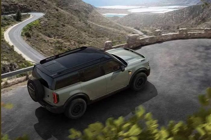 Đây là Bronco New Energy, mẫu SUV được liên doanh JMC-Ford phát triển và giới thiệu tại Trung Quốc năm 2025. Khác với Ford Bronco tại Mỹ sở hữu kết cấu khung gầm rời body-on-frame, Bronco New Energy được phát triển trên nền tảng khung gầm liền khối unibody.