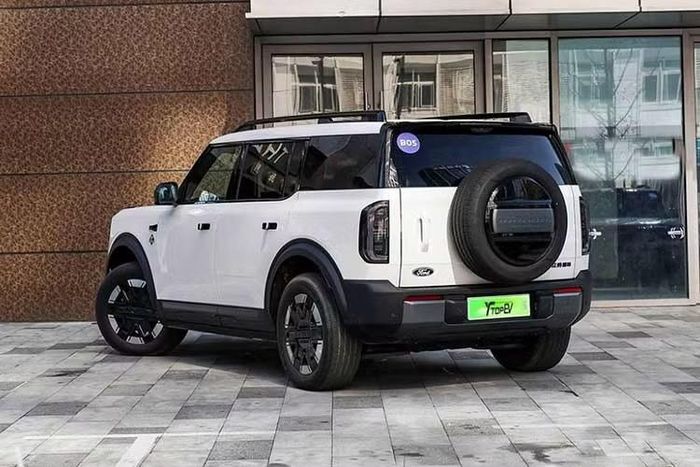 Phạm vi hoạt động của Bronco thuần điện được công bố ở mức khoảng 650 km theo tiêu chuẩn CLTC. Trong khi đó, bản EREV sở hữu bộ pin 43,7 kWh kết hợp động cơ xăng tăng áp 1.5L. Động cơ này đóng vai trò máy phát điện và không truyền lực trực tiếp tới bánh xe.