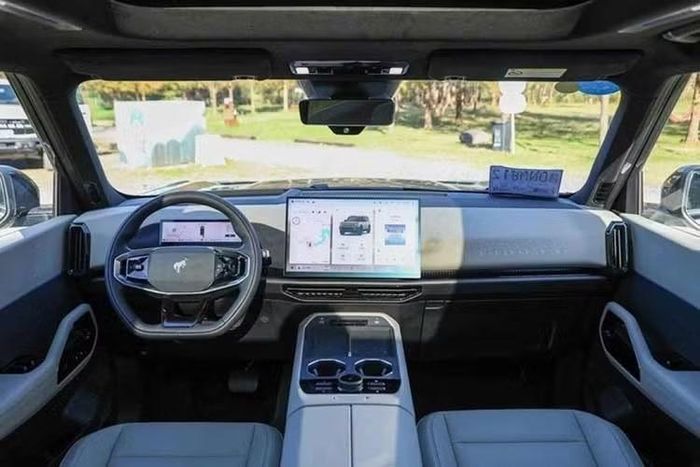 Ford Bronco New Energy có chiều dài 5.025 mm, rộng 1.960 mm và chiều dài cơ sở 2.950 mm. Thông số này giúp mẫu xe có kích thước lớn hơn đáng kể Bronco Sport tại Mỹ, đồng thời chiều dài cơ sở còn nhỉnh hơn Ford Everest đang được phân phối tại Việt Nam.