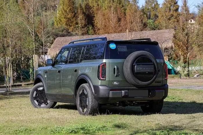 Bronco iện chưa được Ford phân phối chính hãng trong nước. Việc mẫu xe được đăng ký bảo hộ kiểu dáng công nghiệp tại Việt Nam từ đầu năm 2026 đã thu hút sự chú ý và làm gia tăng kỳ vọng về khả năng Bronco xuất hiện tại thị trường trong nước. Tuy nhiên, mẫu Bronco trong hồ sơ bảo hộ nói trên không phải phiên bản Bronco hay Bronco Sport đang bán tại Mỹ.