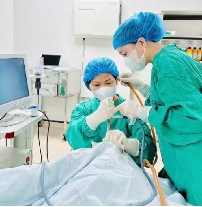 Nội soi lấy đồng xu cho bệnh nhân - Ảnh BVCC